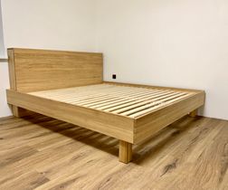 postel masiv dub s čelem 180x200